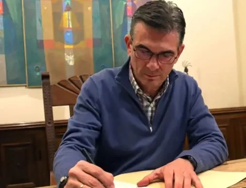 Presidente Rodrigo Paz, assina a autorização para o Exército retomar a ordem no país