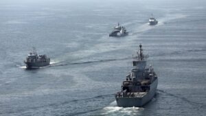 Imagem da notícia: Estados Unidos já realizaram mais de 140 ataques contra alvos militares do Irã e afirmam que Estreito de Ormuz está aberto