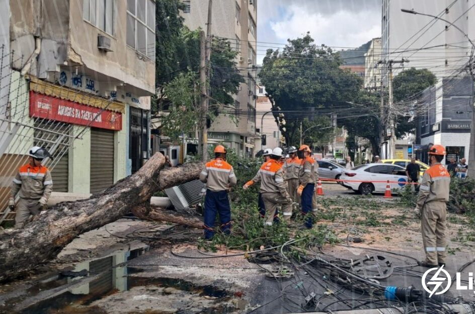 ANEEL ACOMPANHA AÇÕES DA LIGHT PARA RESTABELECER ENERGIA NO RIO DE JANEIRO. NA BAIXADA, A FALTA DE LUZ JÁ DURA 48 HORAS