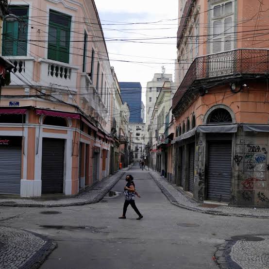 Centro do Rio de Janeiro. Parece um momento de domingo, mas é a realidade do dia a dia com centenas de lojas fechadas