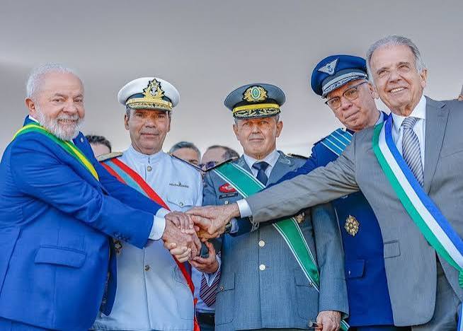 LULA DIZ QUE QUER FORÇAS ARMADAS PREPARADAS, MAS CORTA VERBAS E AS DEIXA COMO UM LEÃO SEM DENTES E NÃO OUVE RECLAMAÇÕES