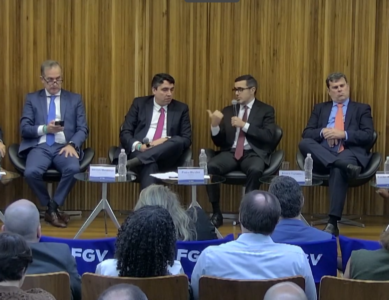 Lados opostos: Pietro Mendes e Álvaro Tupiassu, ao centro, apresentaram argumentos divergentes sobre o Gas Release