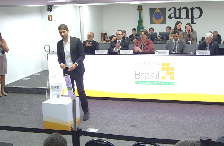 Representante da PetroReconcavo deposita envelope com oferta durante o leilão